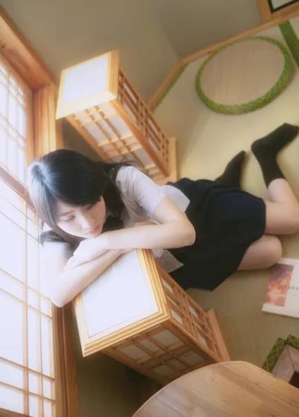 床上有个好莱坞封面图